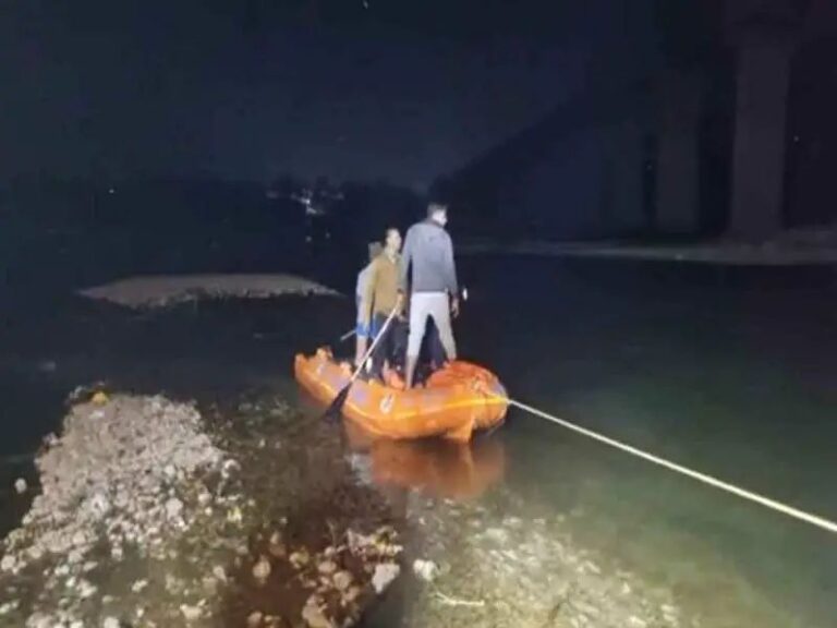 पुल से 70 फीट नीचे नर्मदा नदी में गिरी ट्रैक्टर-ट्रॉली