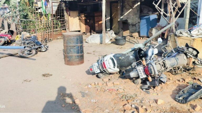 अनियंत्रित ट्रैक्टर ने चार वाहनों को मारी टक्कर