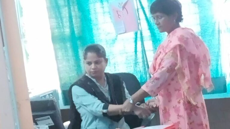 अस्पताल में पदस्थ महिला स्वास्थ्यकर्मी 7000 रुपये रिश्वत लेते रंगेहाथ गिरफ्तार