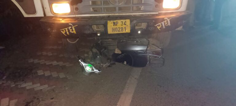 गढ़ाकोटा में दंपति को डम्फर ने मारी टक्कर, दोनों की मौत