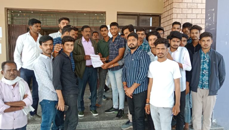 सड़कों पर स्पीड ब्रेकर लगवाने विद्यार्थी परिषद ने तहसीलदार को सौंपा ज्ञापन