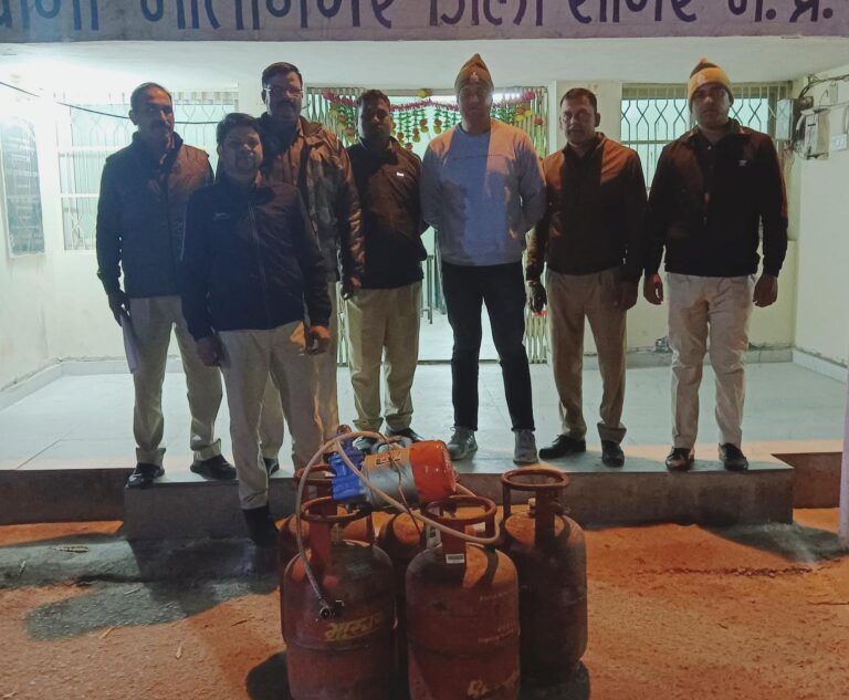 मोतीनगर पुलिस ने बड़ी मात्रा में विस्फोटक सामग्री (पटाखे) किये जप्त