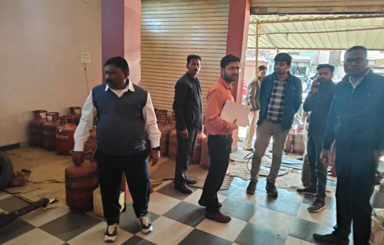 अवैध 58 गैस सिलेंडर सहित दो मशीने जप्त