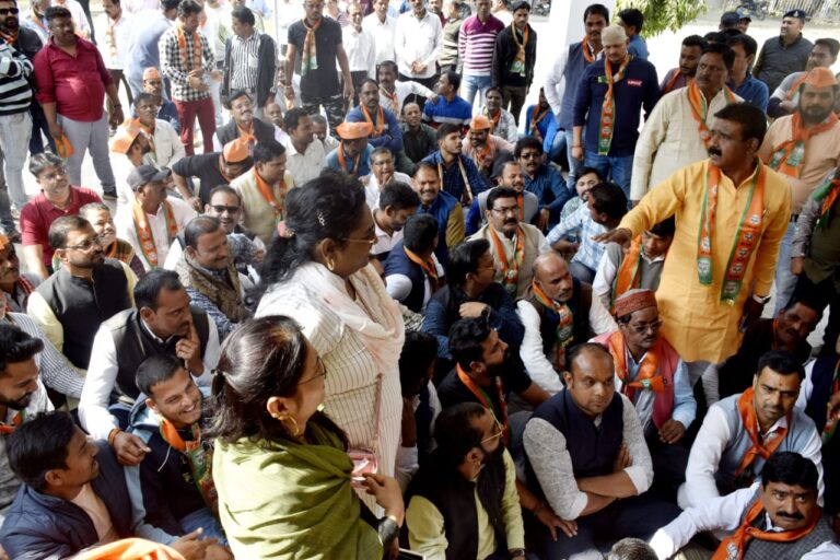 एस.पी.हटाओ सागर बचाओ के लगे नारे,अपराधियों के हौसले बुलंद,फर्जी मामलों का अंबार- गुरैया