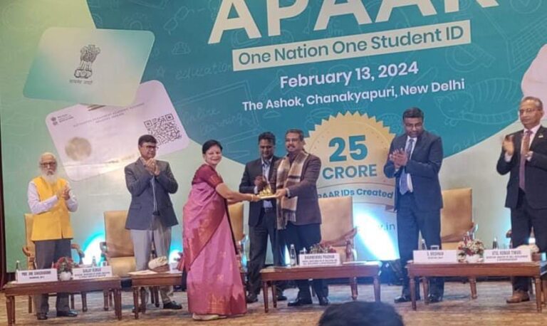 डॉ. गौर विश्वविद्यालय 96.2 प्रतिशत डाटा अपलोडिंग के साथ देश भर में आगे, केंद्रीय मंत्री ने किया सम्मान 