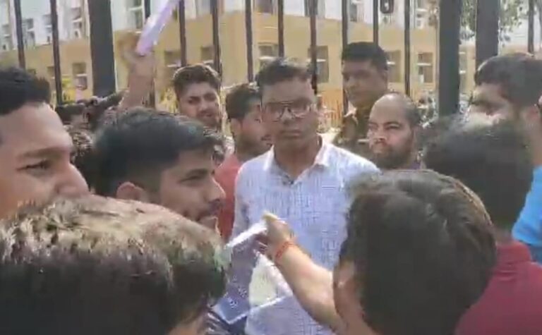 पटवारी भर्ती परीक्षा को क्लीन चिट, सागर कलेक्ट्रेट पर युवकों का प्रदर्शन