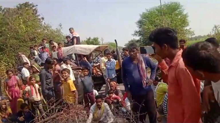 सड़क पार करते समय कार ने मारी टक्कर, 3 घंटे बंद रहा सागर-सिलवानी हाईवे