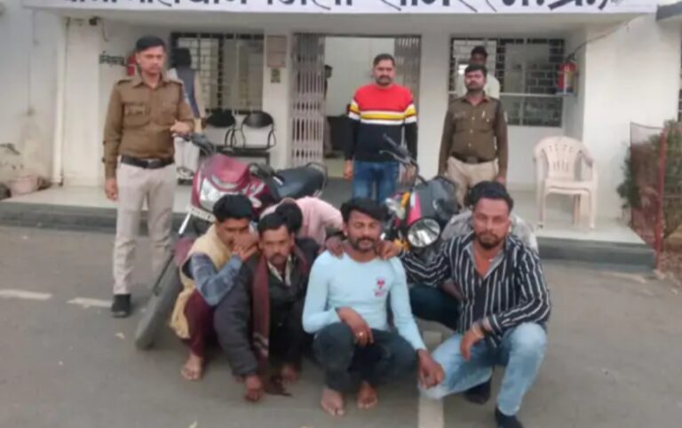 सागर में जुआरियों को पुलिस ने पकड़ा, पैसे और बाइक जप्त
