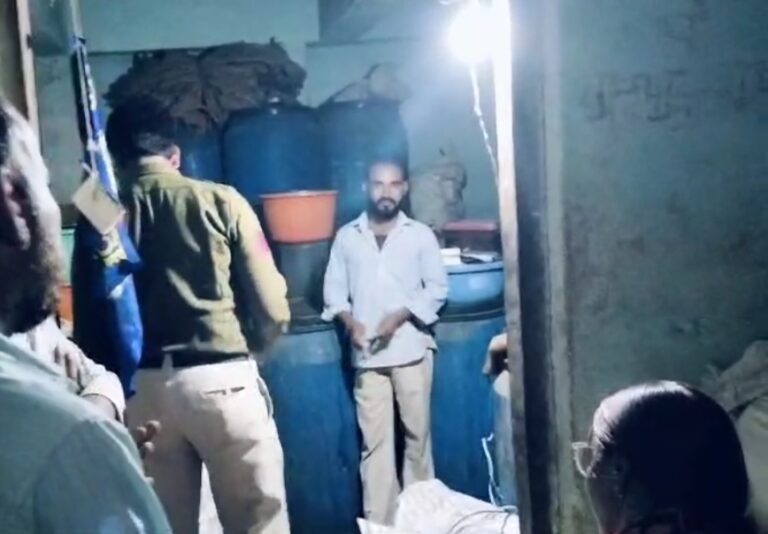 खाद्य विभाग की गोदाम पर छापामार कार्रवाई: 440 किलो मिर्च पाउडर और 225 किलो अचार जब्त