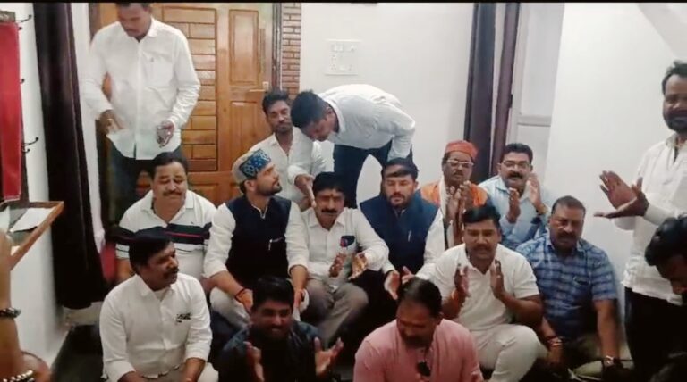 MP में BJP नेताओं का विरोध, IG कार्यलय में राम धुन, ज्ञापन लेने बाहर नही आये अधिकारी