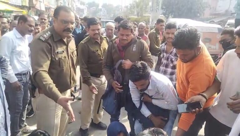 बीच बाजार महिला से छेड़खानी, विरोध करने पर मारपीट के बाद चक्काजाम