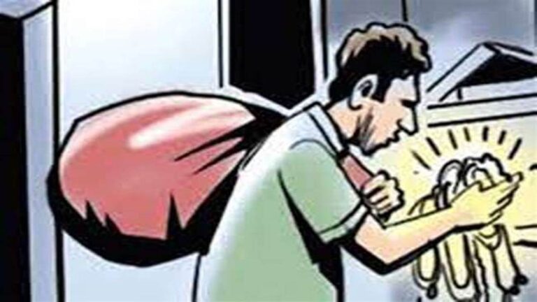 बाइक सवार चोर ने ताला तोडकर चुराया समान 