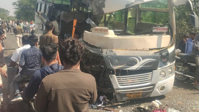 बस और ट्रक की आमने सामने से हुई भिड़ंत, 3 की मौत ,42 घायल