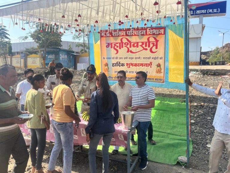 महाशिवरात्रि के पावन पर्व पर शिविर लगाकर वाहनस्वामियों/वाहन चालको को नियमानुसार वाहन संचालन की दी गई समझाइश