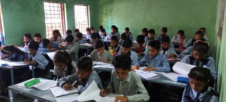 सागर में 3 से 4 परीक्षार्थी एक ही बैंच पर बैठे, दो को कारण बताओ नोटिस जारी