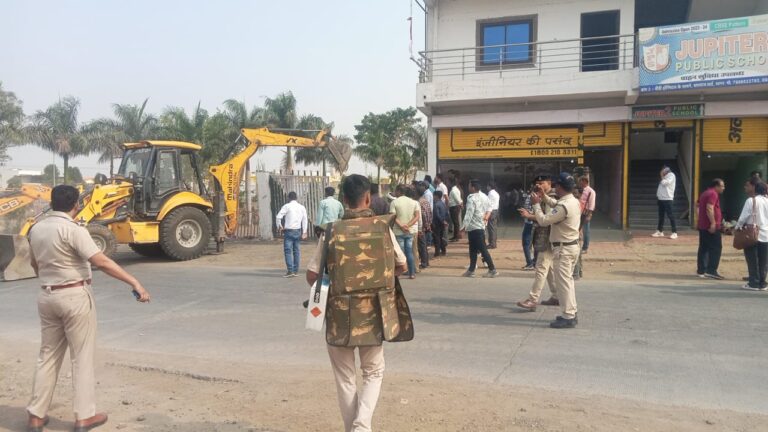 सागर के कनेरा देव में चला बुलडोजर, बीच कार्यवाई पूर्व सांसद लेकर पहुँचे स्टे ऑर्डर,कहासुनी हुई