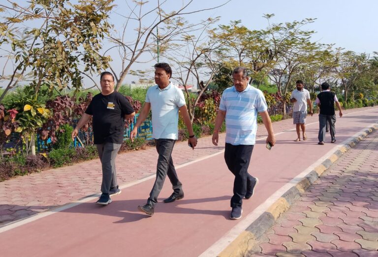 निगमायुक्त ने अटल पार्क में बने 3 आर सेंटर का निरीक्षण किया