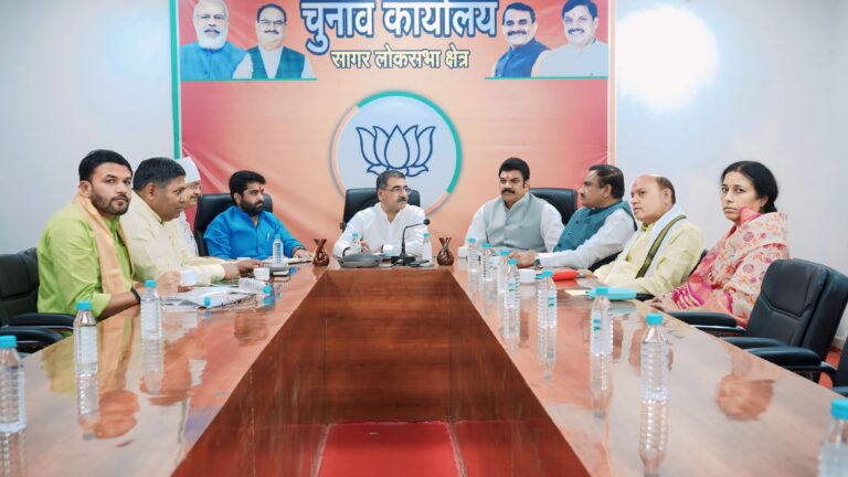 प्रदेश संगठन महामंत्री  हितानंद ने सागर में मोर्चा व प्रकोष्ठों व जिला पदाधिकारियों की संयुक्त बैठक को किया संबोधित