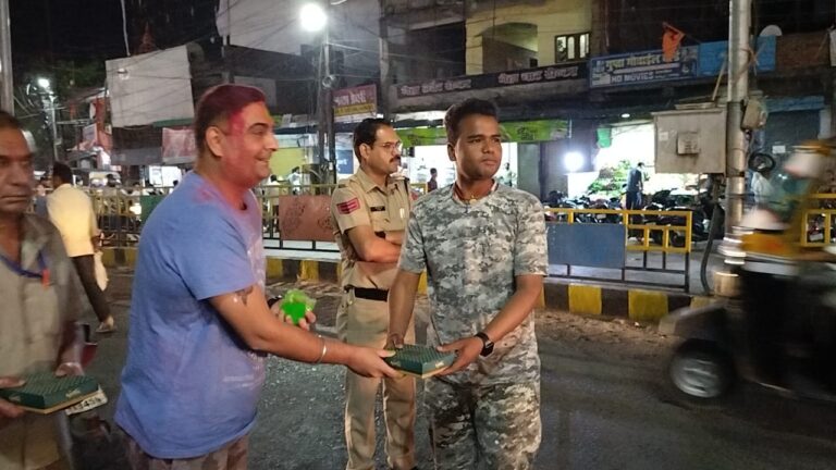 जनसेवक गुरोन ने रंगपंचमी पर ड्यूटी पर लगे पुलिस कर्मियों का सम्मान किया