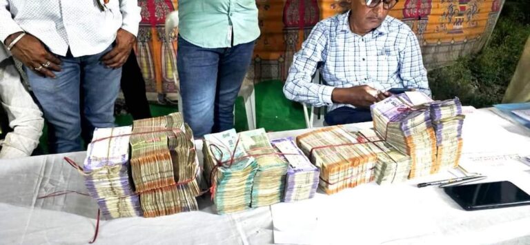 Sagar: SST टीम ने वाहन चैकिंग के दौरान नकद जप्त