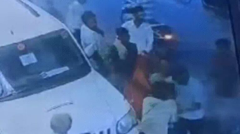 प्रेमी की सगाई में पहुंची गर्लफ्रेंड ने किया हंगामा, मामला पहुंचा थाने 