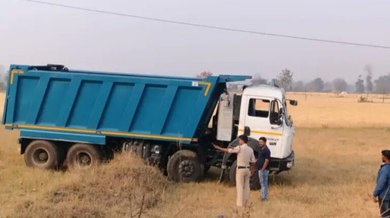 खेत जा रहे पिता – बेटो को डंपर ने कुचला,एक बेटे की मौत पिता की हालत गंभीर