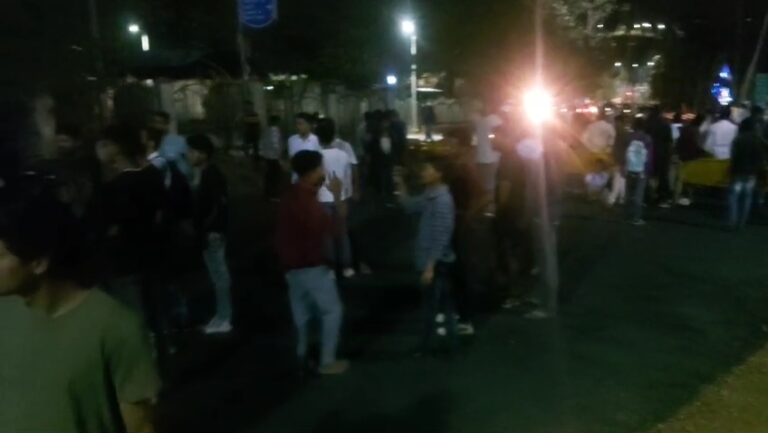 सागर विवि में छात्रों का हंगामा, चक्काजाम, कुलपति की गाड़ी के सामने लेटे