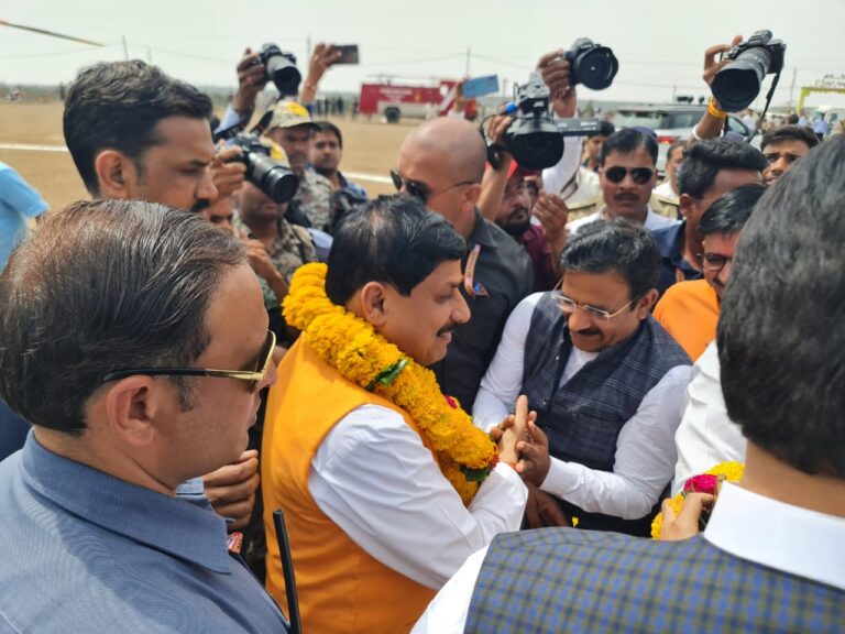 Sagar: CM डॉ यादव का डाॅ अनिल तिवारी ने हेलीपैड पर किया स्वागत