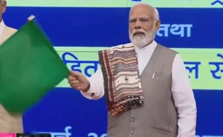 MP को मिली चौथी वंदे भारत ट्रेन,प्रधानमंत्री नरेंद्र मोदी हरी झंडी दिखाकर की शुरुआत