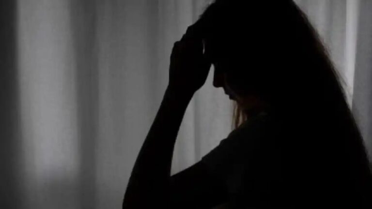 काम कर दूंगा लेकिन पहले मेरे साथ.’ पिता का PF मांगा तो कंपनी के HR ने युवती से की डिमांड