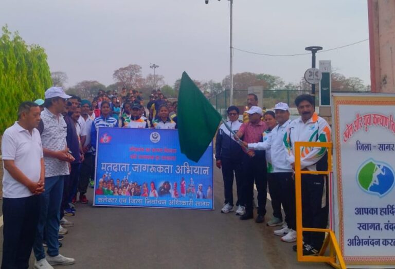 मतदाता जागरूकता अभियान अंतर्गत ‘‘यूथ चला बूथ‘‘ रैली का खेल परिसर में आयोजन,कलेक्टर ने हरी झण्डी दिखाकर किया रवाना