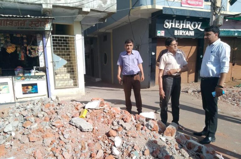 निर्माणाधीन घर का मटेरियल, मुरमा सड़क पर डालने से लगेगा जुर्माना, एक को 3 हजार लगे