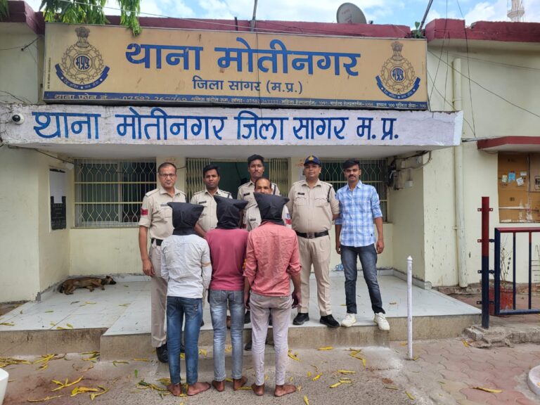 वृद्ध महिला के घर लूट कर फरार आरोपियों को पुलिस ने पकड़ा, माल भी बरामद