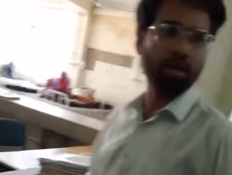 डॉक्टर ने की मरीज के परिजन से बोला तेरे जैसे छर्रे बहुत फोन लगवाते है,15 दिन को संसपेड