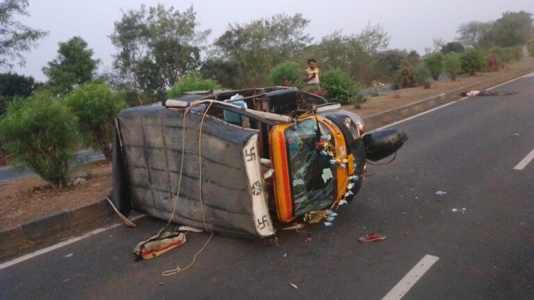 सागर में अज्ञात वाहन ने ऑटो में मारी टक्कर,15 घायल 2 की गयी जान