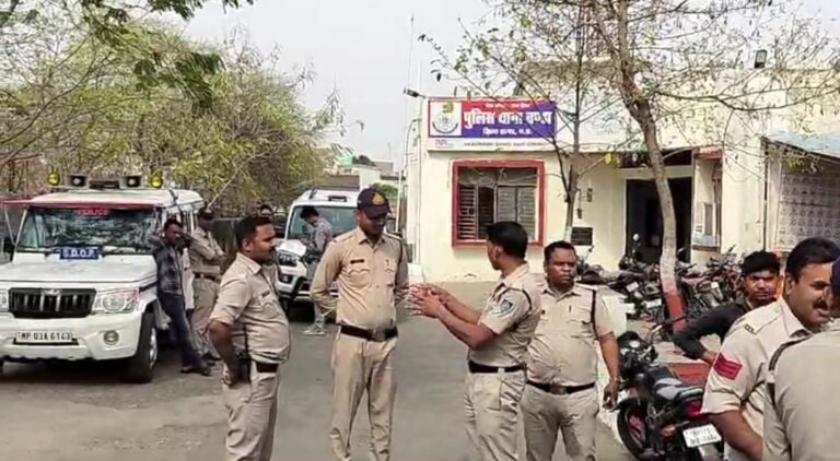 पति ने अपनी पत्नी की कुल्हाड़ी मारकर हत्या की पति भी फांसी के फंदे पर झूला