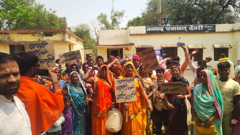 सागर में पीने के पानी को लेकर धरने पर बैठे लोग, बोले वोट नही 