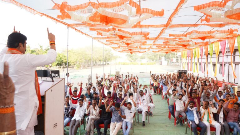 लोकसभा चुनाव की तैयारी को लेकर मंत्री राजपूत ने ली शक्ति केंद्रों की बैठक, मंत्री का फलों से तुलादान हुआ