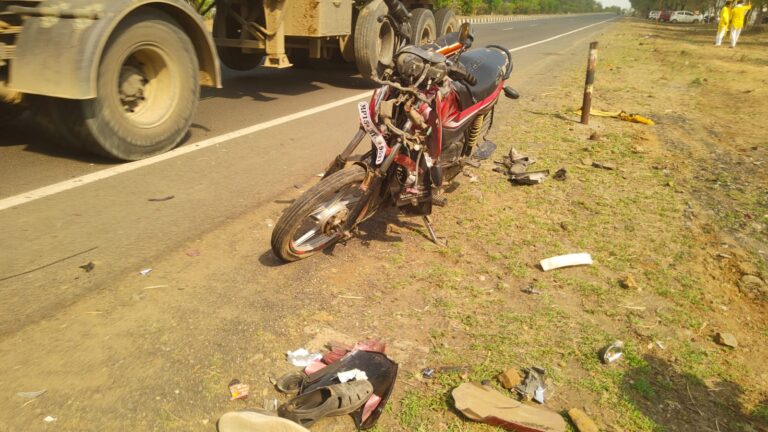 सड़क हादसे में मोटरसाइकिलों के परखच्चे उड़े, 2 की मौत 2 घायल