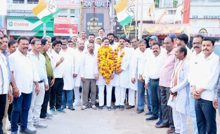 कांग्रेसजनों ने पूर्व मंत्री सुरेन्द्र चौधरी को स्टार प्रचारक बनने पर किया भव्य स्वागत