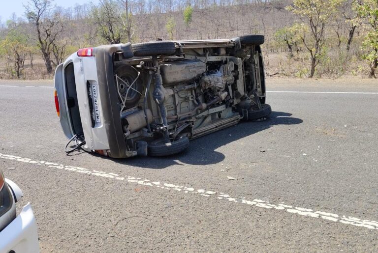 राहतगढ़ के पास रोड़ पर पलटी गाड़ी, गाड़ी चालक हुआ गंभीर घायल