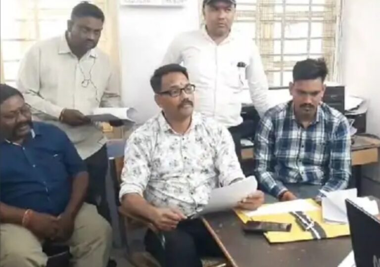 लोकयुक्त की टीम ने तहसील में पदस्थ 2 बाबू को रिश्वत लिए पकड़ा