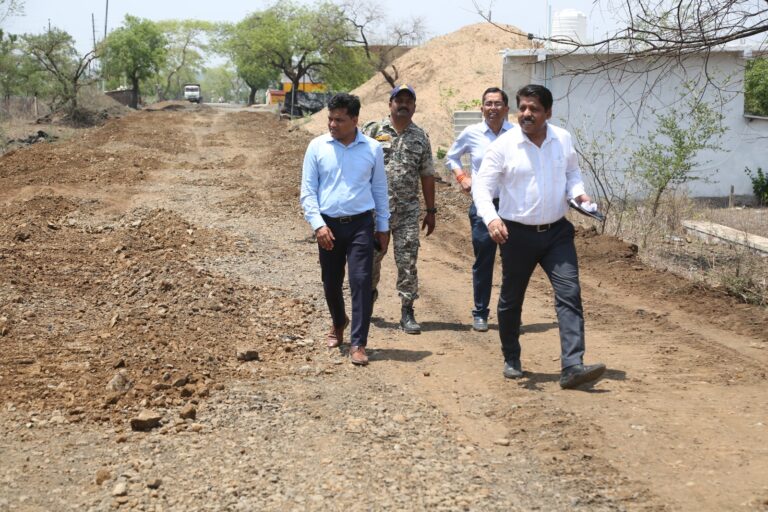 कलेक्टर दीपक आर्य ने अधिकारियों के साथ किया निर्माणाधीन कार्यों का निरीक्षण, दिए आवश्यक निर्देश