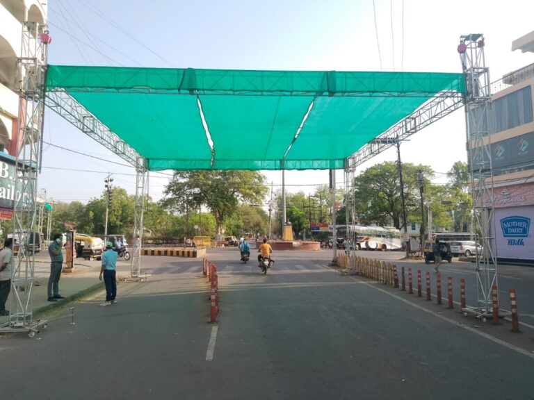 वाहन चालकों को मिलेगी गर्मी से निजात चौराहों पर लगाए जा रहे है पंडाल