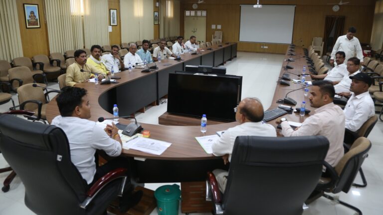 लोकसभा प्रत्याशियों एवं अधिकारियों की बैठक संपन्न