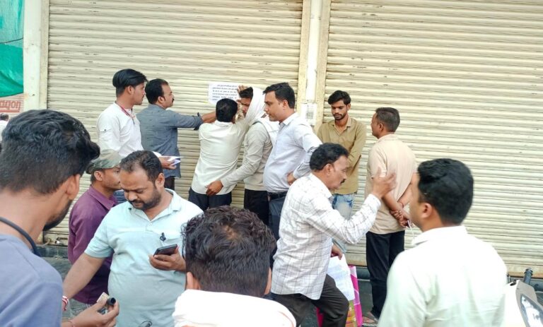 नगर पालिका ने बकायादारों की 43 दुकानें की सील