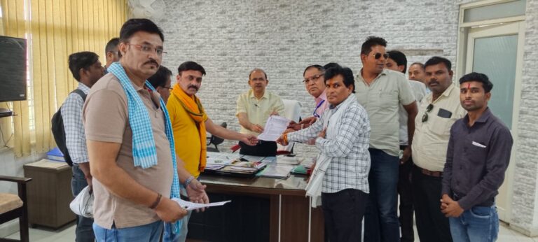 MP News: मजदूर दिवस पर मध्यप्रदेश श्रमजीवी पत्रकार संघ सागर जिला इकाई ने राज्यपाल के नाम ADM को सौंपा ज्ञापन