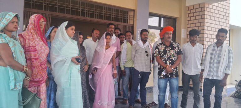 MP News: सरपंच और सचिव के भ्रष्टाचार से प्रताड़ित16 सदस्य इस्तीफा देने SDM के पहुँचे