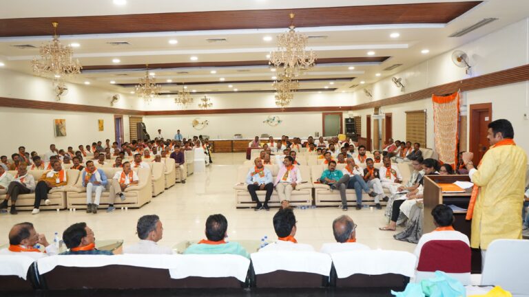 मंत्री गोविंद सिंह राजपूत ने पोलिंग एजेंट को वितरित की सामग्री