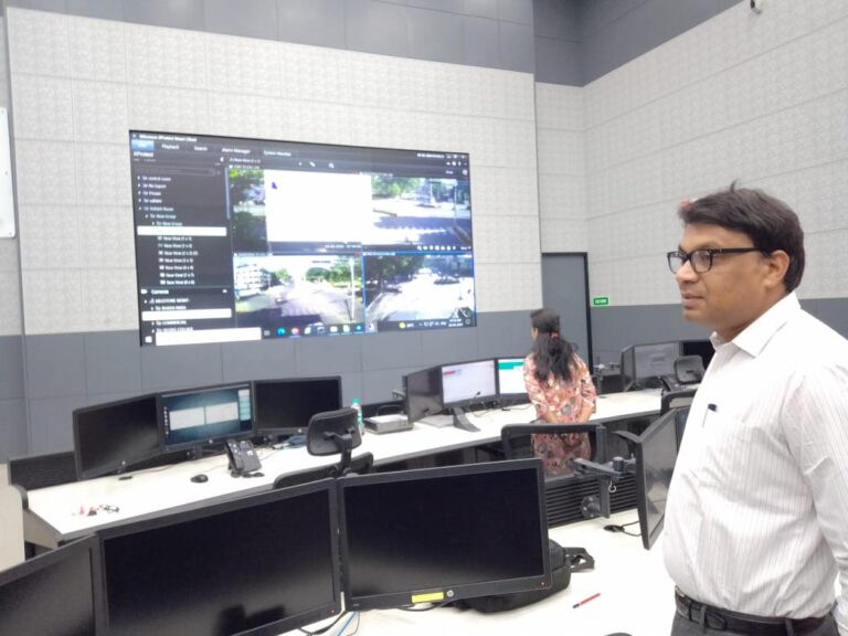 कैमरो की मदद से चिन्हित कर रोड डिवाइडरो पर कचरा फेंकने वालों पर की जाएगी कार्यवाही-आयुक्त